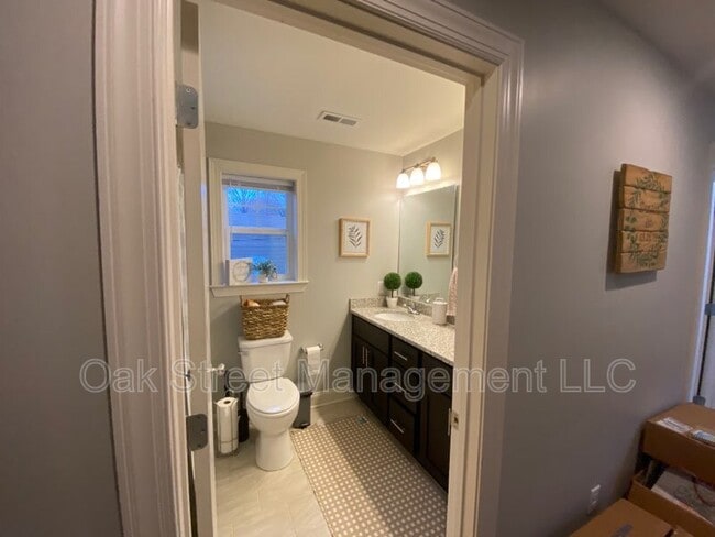 Building Photo - 36 Larchmont Ave