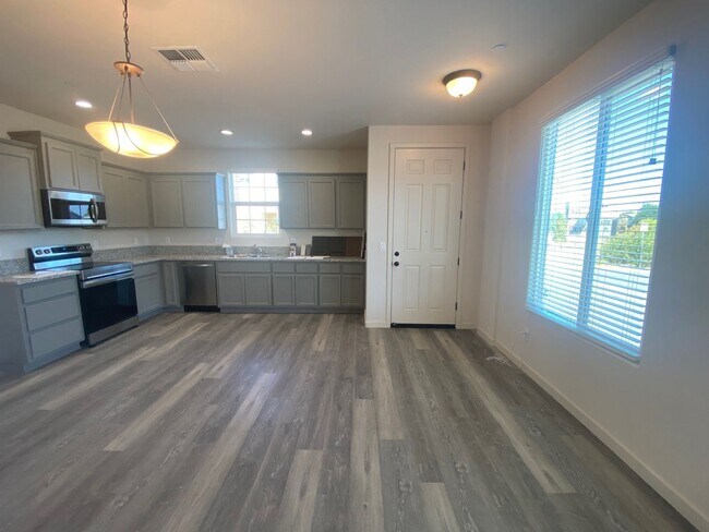 Building Photo - 3/2.5 home in Private Gated Community with Yard
