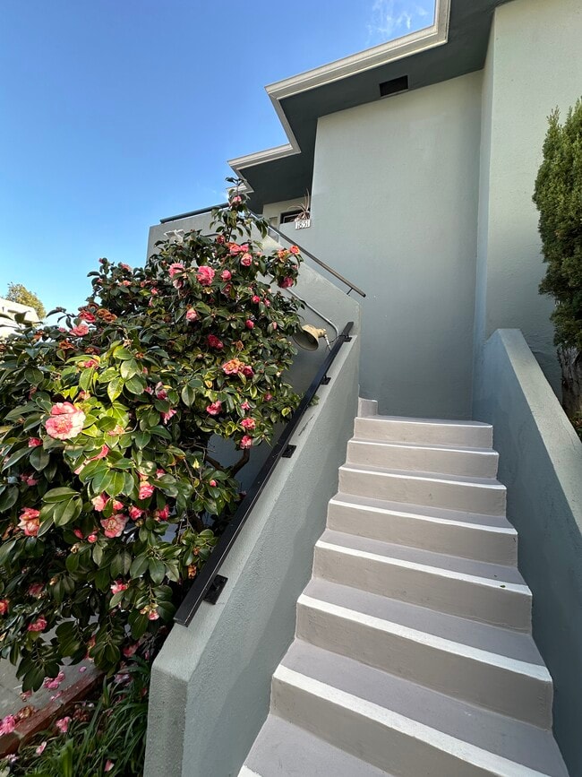 Foto del edificio - 1851 S Beverly Glen Blvd