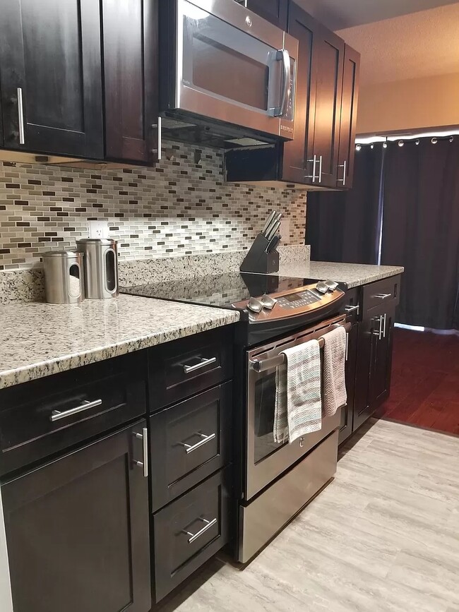 Kitchen - 11627 Stoneview Sq
