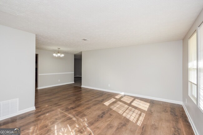 Foto del edificio - 5176 Martins Crossing Rd