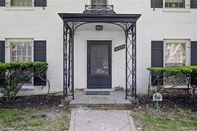 Building Photo - 18694 Oak Dr