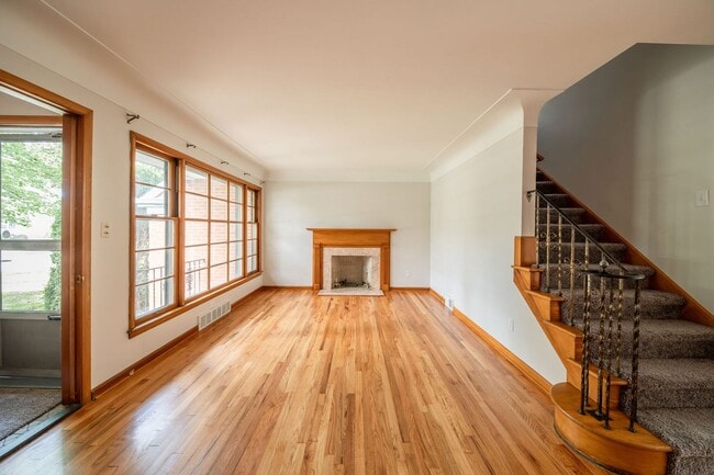 Building Photo - Charming 4-Bedroom Home in Prime Beachwood...