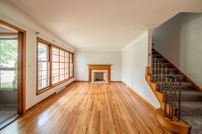 Foto del edificio - Charming 4-Bedroom Home in Prime Beachwood...