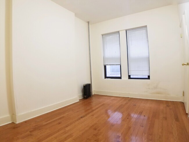 Building Photo - 1316 Halsey St