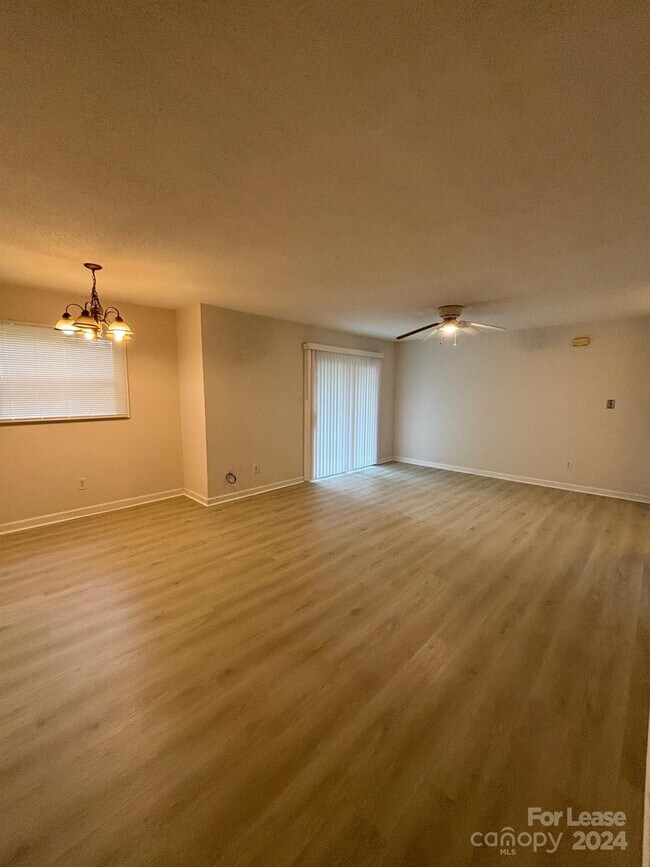 Foto del edificio - 7988 Shady Oak Trail