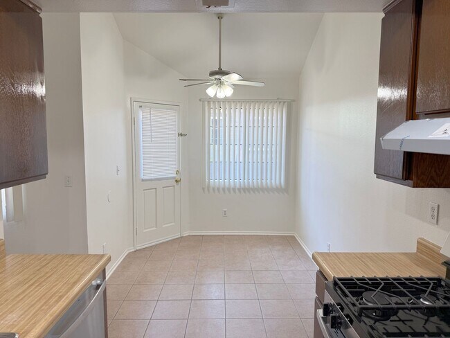 Foto del edificio - 2.5 Bed + 1.5 Bath + 2 Car Garage + Centra...