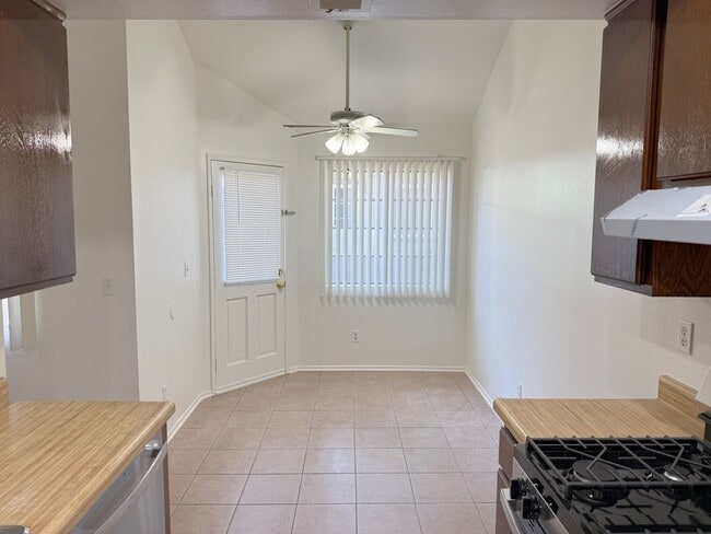 Building Photo - 2.5 Bed + 1.5 Bath + 2 Car Garage + Centra...