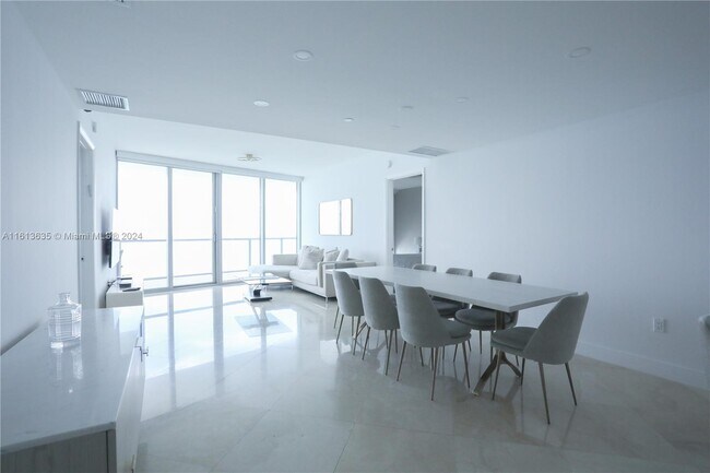 Building Photo - 17001 Collins Ave