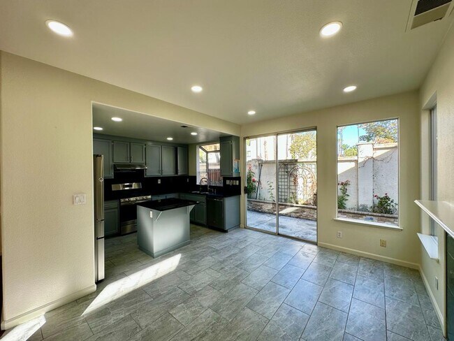 Building Photo - 39836 Potrero Dr