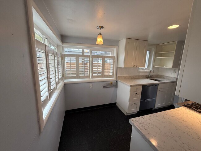 Foto del edificio - CHARMING ONE BEDROOM / ONE BATHROOM MILL V...
