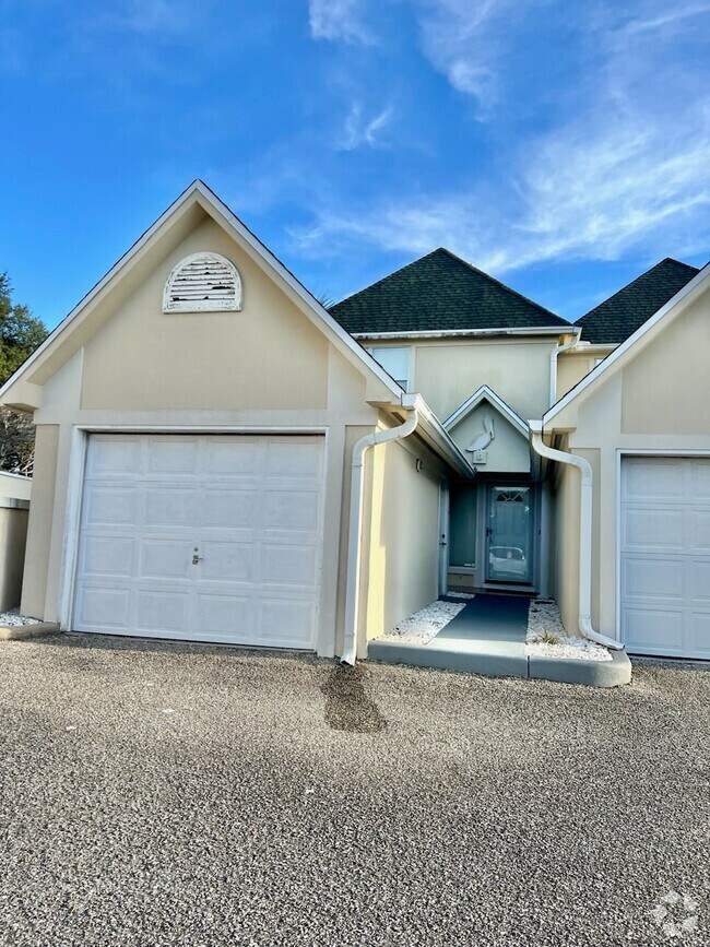 Gulf Manor Apartments under 2,500 Destin, FL 2 Rentals