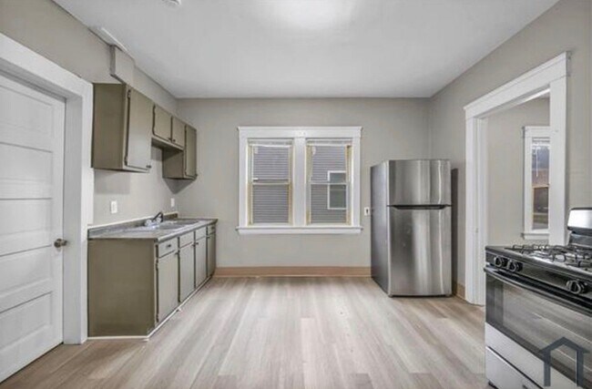 Building Photo - 2807 E 124th St
