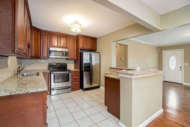 Building Photo - 3 bdrm, 2 bath in Dearborn Park