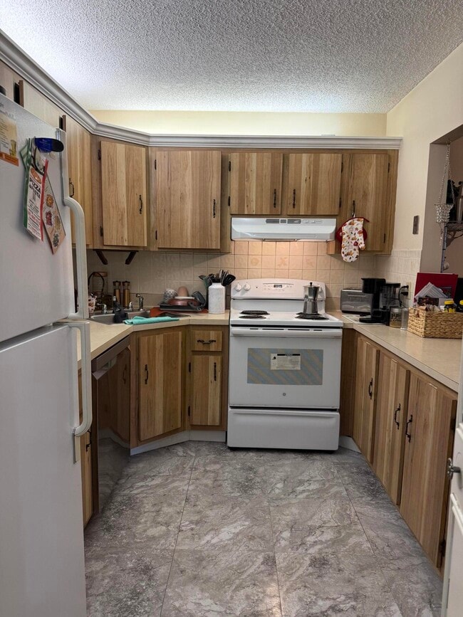 Foto del edificio - 329 Knotty Pine Cir