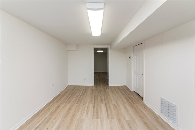 Building Photo - 5639 N Artesian Ave