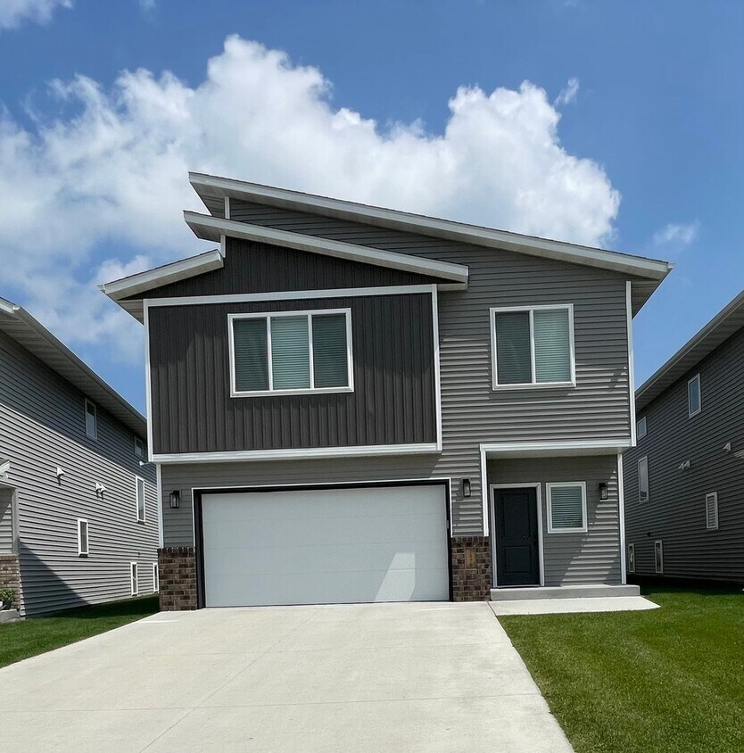 Foto principal - 4-bedroom, 3-bathroom South Fargo Single-F...