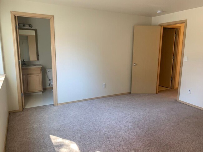 Foto del edificio - Camas Townhome with Beautiful Grey Laminate Flooring and Attached Garage