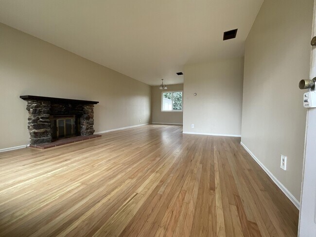 Building Photo - 2440 Maywood Dr