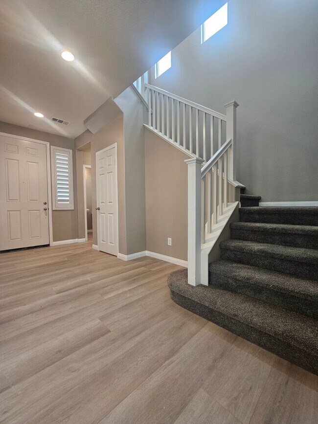 Building Photo - Gorgeous Spacious 3-Bedroom Home Now Avail...