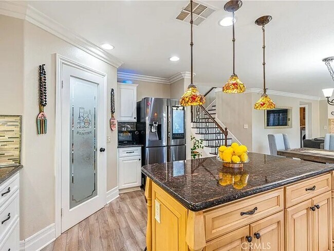 Foto del edificio - Absolutely Stunning home in Eastvale & loc...