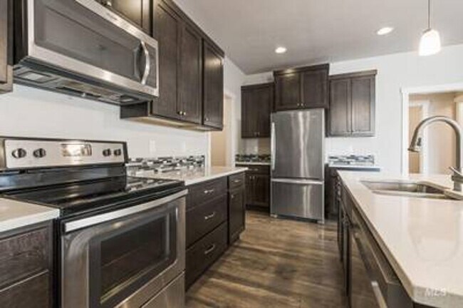 Foto del edificio - 3 bed, 3 bath townhome will be ready in May for you