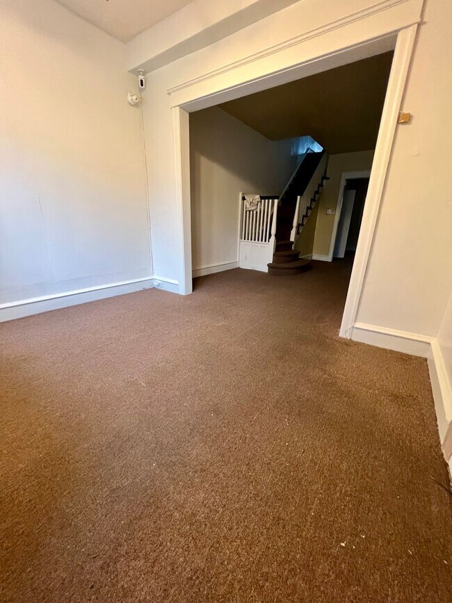 Foto del edificio - Stunning 5-Bedroom Townhome in Wynnefield!...