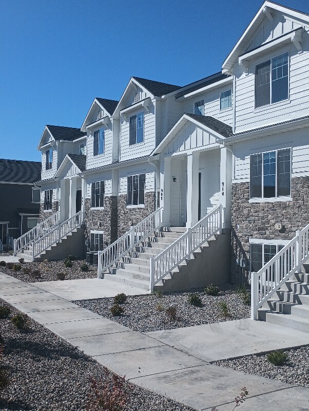 Foto principal - 894 N Hillcrest Rd