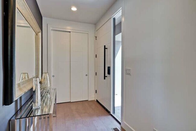 Foto del edificio - 536 N Whisman Rd