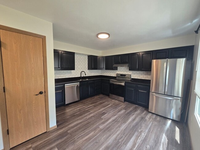 Building Photo - Beautifully Updated 3 Bedroom 2.5 Bathroom Townhouse - Golf Course View!