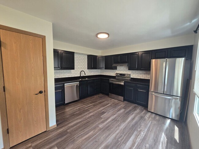 Foto del edificio - Beautifully Updated 3 Bedroom 2.5 Bathroom Townhouse - Golf Course View!