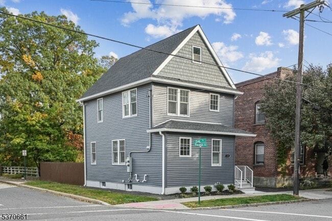 Building Photo - 119 Forest St