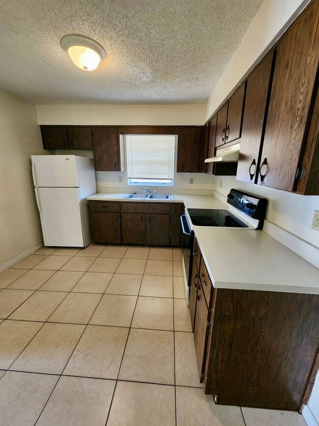 Building Photo - 1711 Birchwood Cir