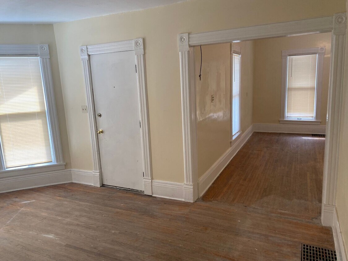 Primary Photo - 2 Bedroom Bungalow Near Downtown