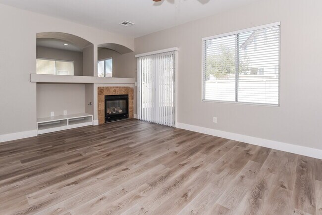 Foto del edificio - 892 Shining Rose Pl