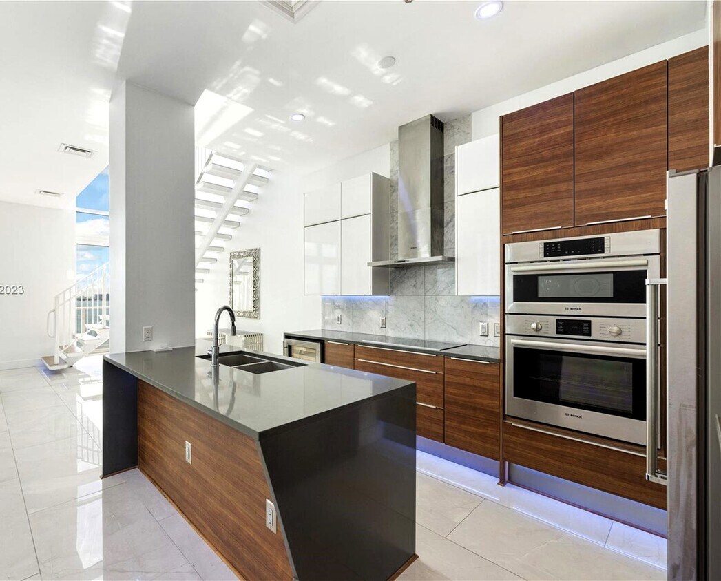 Foto principal - 601 NE 27th St