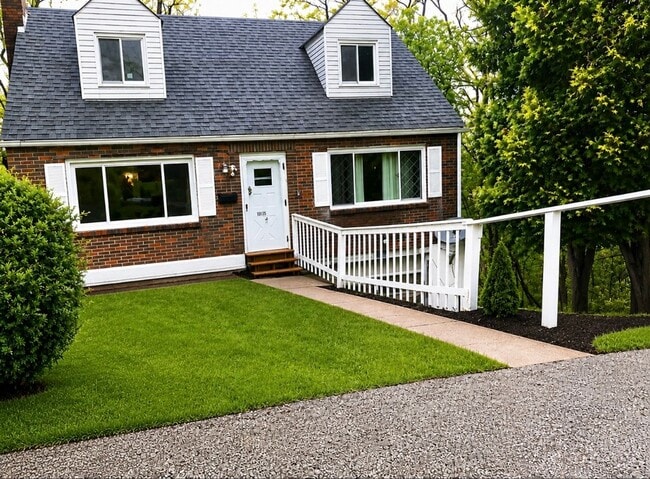 Charming 3-Bedroom Home with Hardwood Floors, Garage & Private Patio - Charming 3-Bedroom Home with Hardwood Floors, Garage & Private Patio