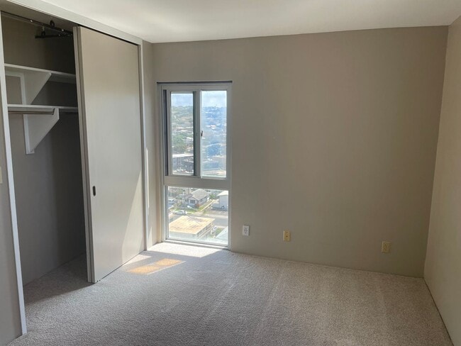 Building Photo - One Bedroom with Diamond Head Views Availa...