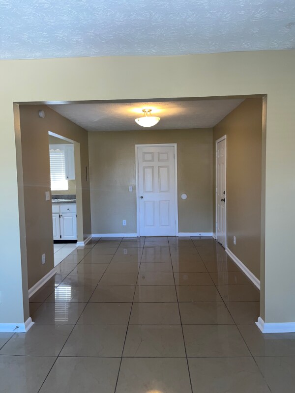 Building Photo - 6211 Longchamp Dr