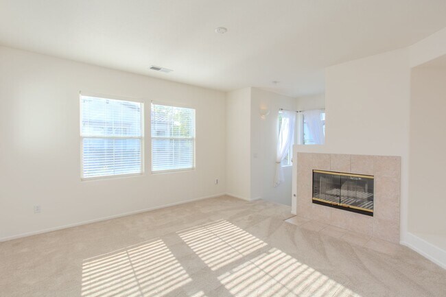 Building Photo - Beautiful 2 Bed/2 Bath Townhome in Pelagos...
