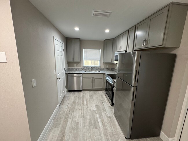 Building Photo - Newly remodeled 2 bedroom 1 bathroom duplex