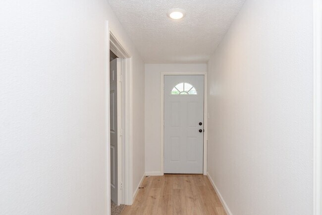 Foto del edificio - 2425 Fayle St