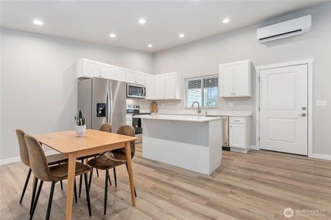 Building Photo - 310 Everson Rd