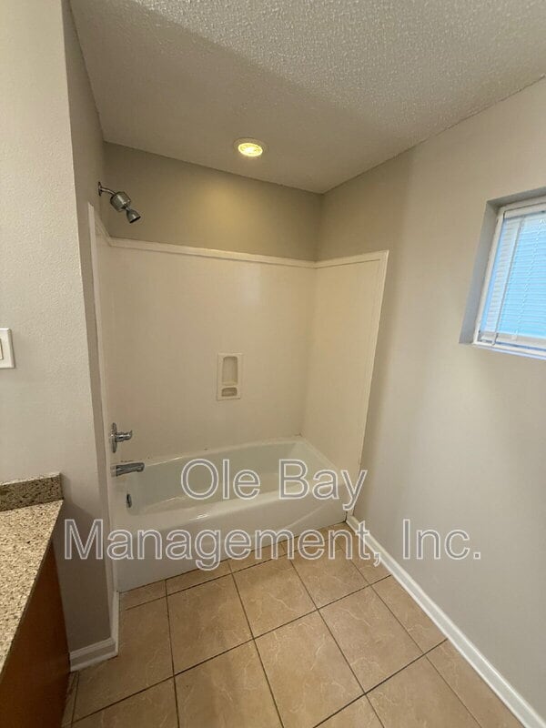 Foto del edificio - 7225 Bay Rd