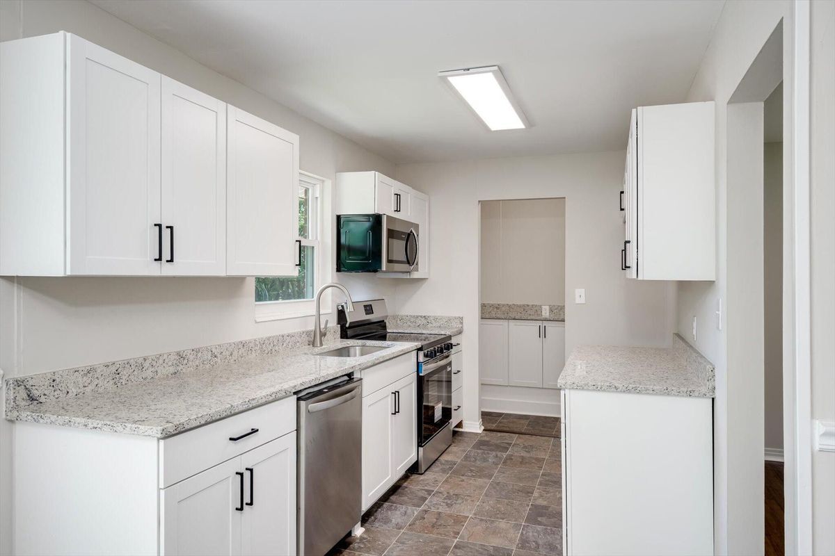 Building Photo - 2416 Sumac Dr