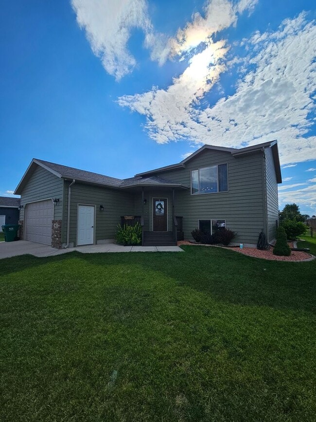 Building Photo - 4 BED | 3 BATH | SPLIT-FOYER HOME | DOUBLE...