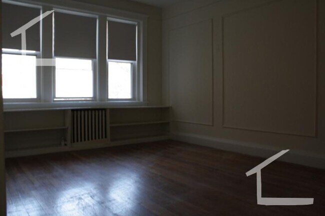 Foto del edificio - No Brokers Fee, No Security Deposit, heat, Hot Water Included, Laundry on a Site, Parking