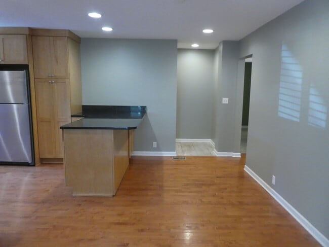 Building Photo - 1420 Dollar St
