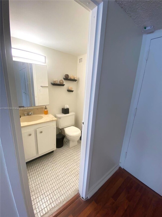 Building Photo - 1 bedroom in Sunny Isles Beach FL 33160