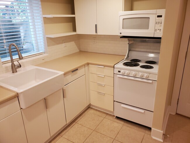 Foto del edificio - 1206 E 8th St